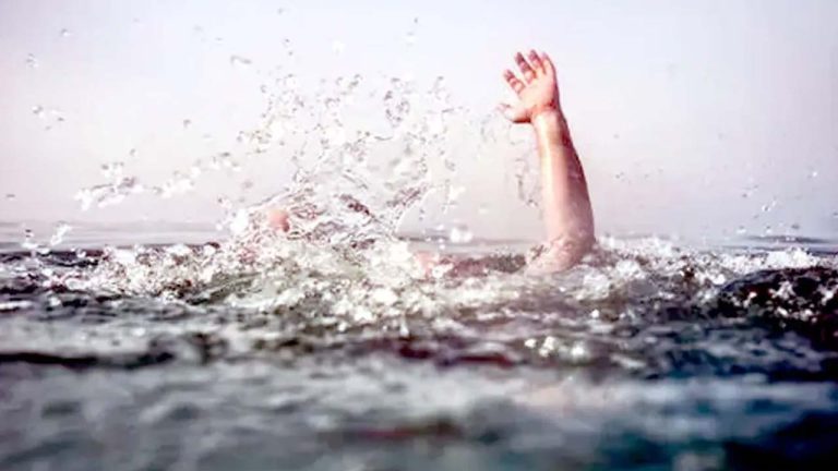 Boat Capsized: గోదావరి నదిలో పడవ బోల్తా.. ఒకరు గల్లంతు, ప్రాణాలతో బయట పడ్డ మరో వ్యక్తి