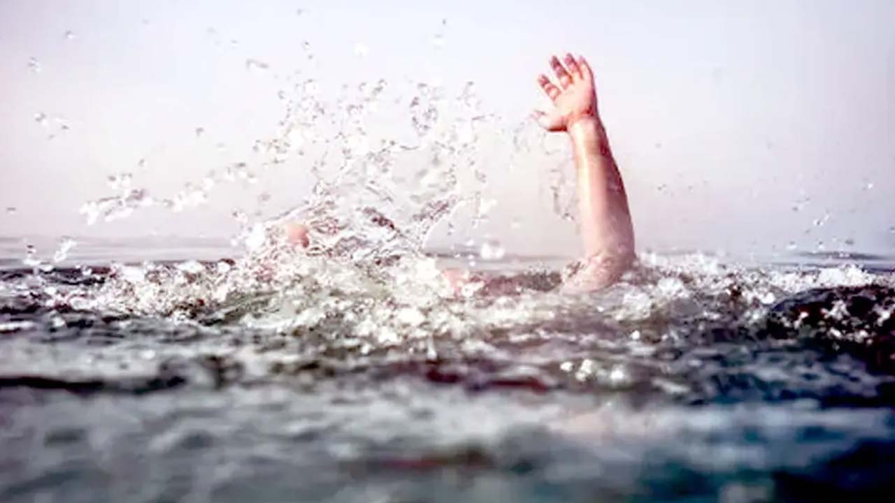 Boat Capsized: గోదావరి నదిలో పడవ బోల్తా.. ఒకరు గల్లంతు, ప్రాణాలతో బయట పడ్డ మరో వ్యక్తి