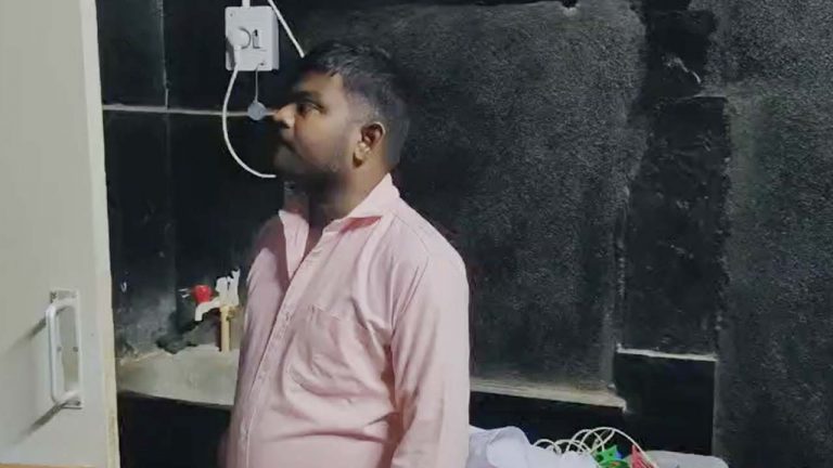 Rayadurg Hospital Incident: ఏ బాబు లెగు.. తప్పతాగి పడిపోయిన ఉద్యోగి