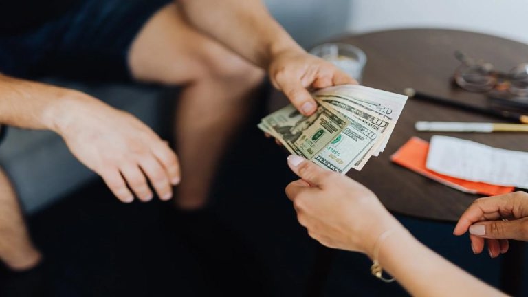 How To Recover Money From Friends: దోస్తులు తీసుకున్న డబ్బులు ఇవ్వడం లేదా… అయితే వీటిని ట్రై చేయండి..