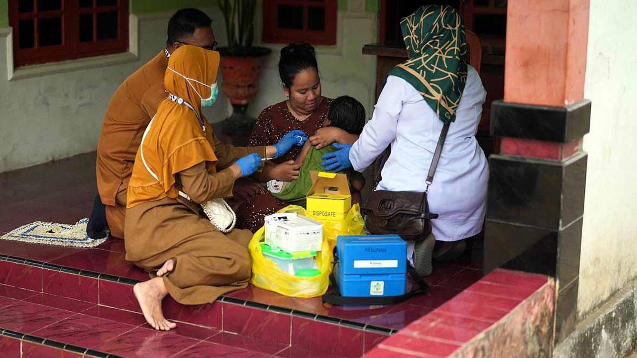 Indonesia: అతిపెద్ద ముస్లిం దేశంలో భయంకర వ్యాధి వ్యాప్తి.. ప్రాణం పోయినా ఆ వ్యాక్సిన్ వేసుకోరట..!