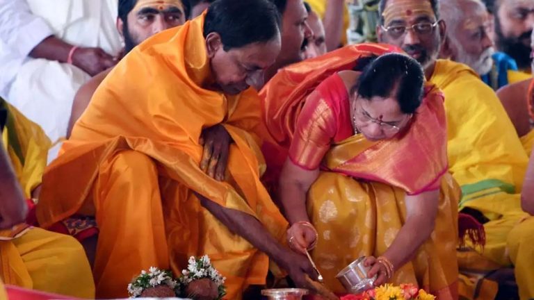 KCR: ఎర్రవల్లి ఫామ్ హౌస్ లో మాజీ సీఎం కేసీఆర్ గణపతి హోమం.. విజ్ఞాలు తొలగాలని పూజలు