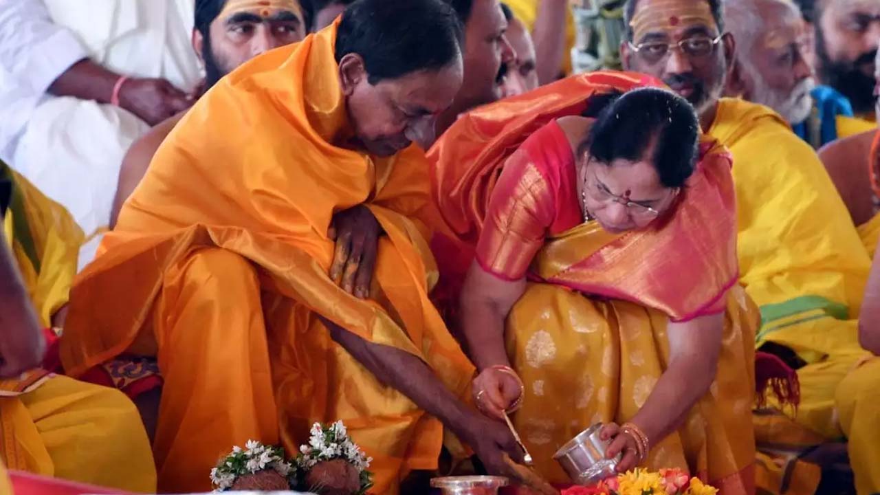 KCR: ఎర్రవల్లి ఫామ్ హౌస్ లో మాజీ సీఎం కేసీఆర్ గణపతి హోమం.. విజ్ఞాలు తొలగాలని పూజలు