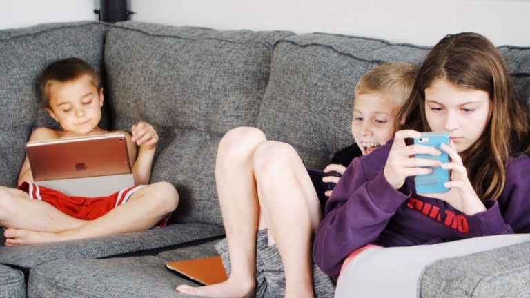 Kids Mobile Usage : పిల్లలతో మొబైల్ వాడకం తగ్గించే.. 7 సింపుల్ టిప్స్