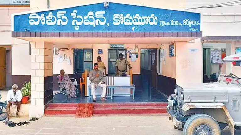 Kurnool: బైక్‌ల మాయాజాలం: కోడుమూరు పోలీస్ స్టేషన్‌లో వెలుగులోకి కానిస్టేబుల్ అక్రమాలు..