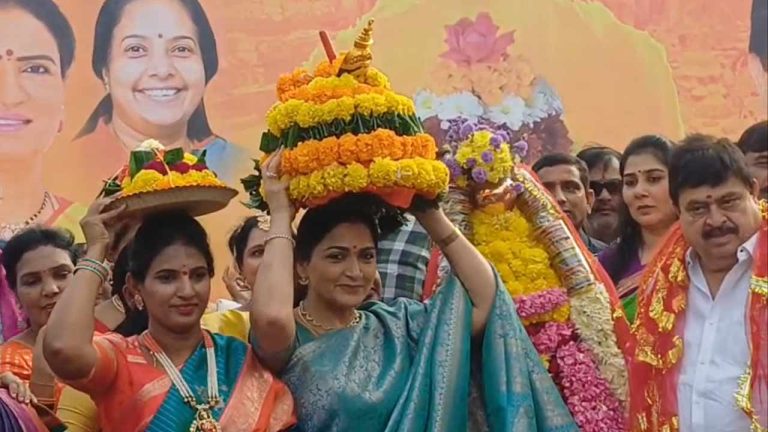 Bathukamma 2025 : బతుకమ్మ వేడుకల్లో పాల్గొన్న కుష్బూ