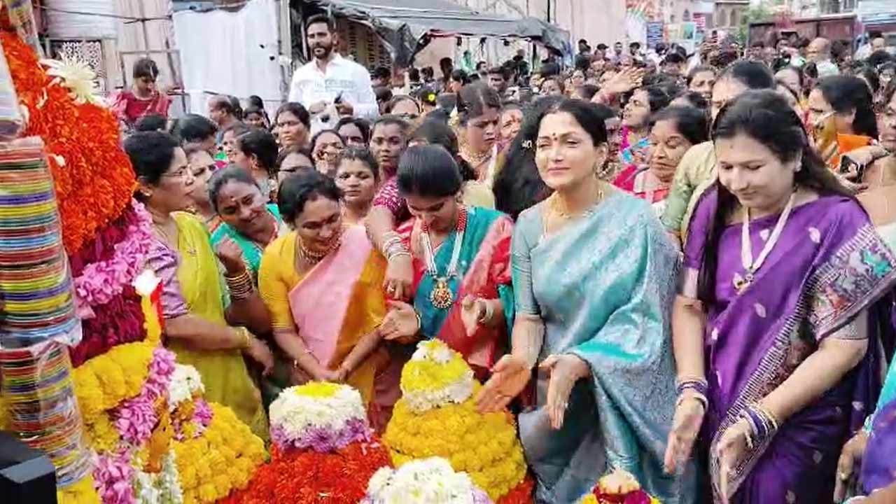 Kushboo Bathukamma Celebrat
