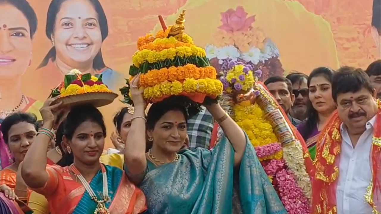 Bathukamma 2025 : బతుకమ్మ వేడుకల్లో పాల్గొన్న కుష్బూ