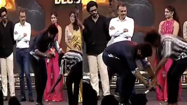 Manchu Manoj : ఫ్యాన్ కాళ్ళు పట్టుకున్న మంచు మనోజ్