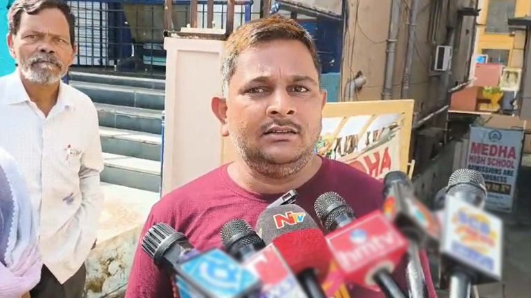 Medha School: ఈరోజు పరీక్షలు అంటూ మెసేజ్.. మేధా స్కూల్ ముందు విద్యార్థుల తల్లిదండ్రులు ఆందోళన..