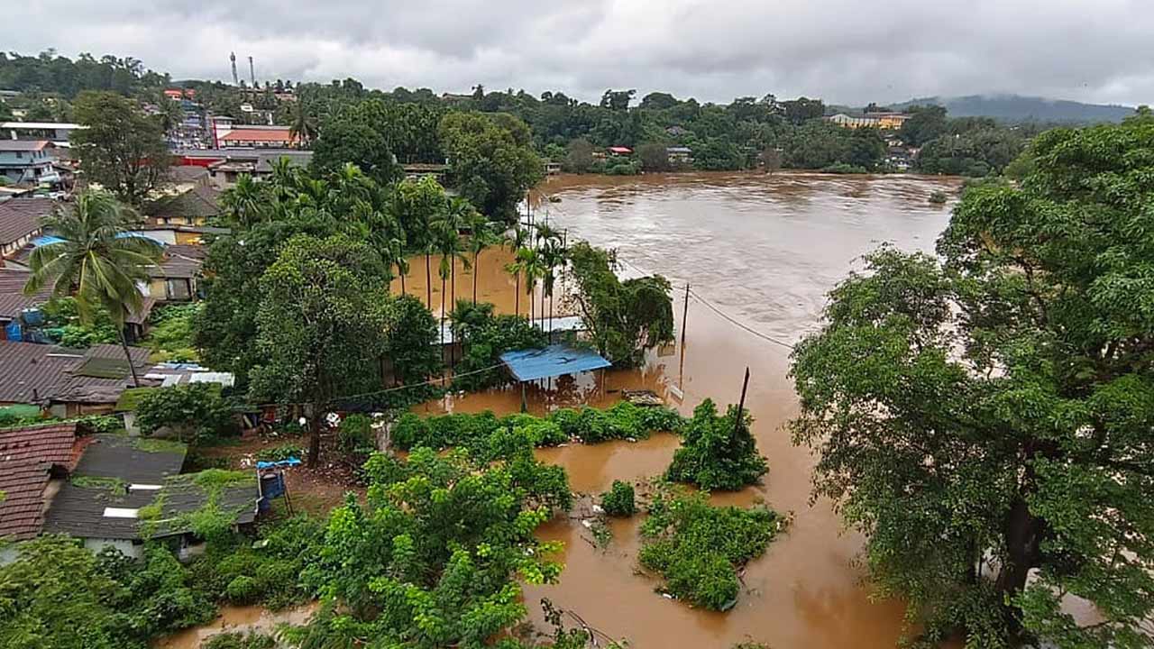 Heavy Rains: నల్లమల అడవిలో భారీ వర్షాలు.. వరద నీటితో విద్యార్థులు ఇబ్బందులు