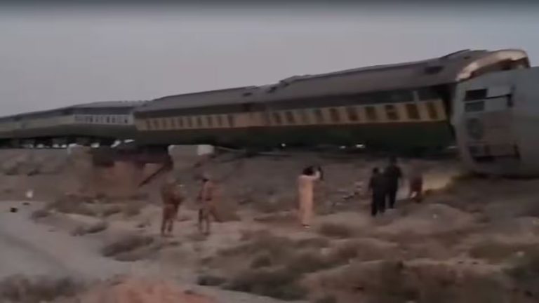 Pakistan: పాకిస్థాన్ జాఫర్ ఎక్స్‌ప్రెస్‌లో భారీ పేలుడు.. పట్టాలు తప్పి బోల్తాపడిన బోగీలు..!