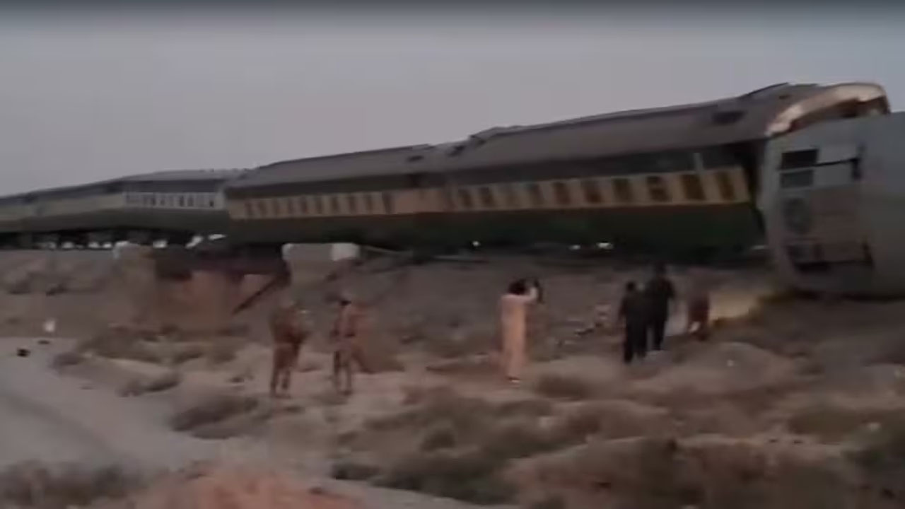 Pakistan: పాకిస్థాన్ జాఫర్ ఎక్స్‌ప్రెస్‌లో భారీ పేలుడు.. పట్టాలు తప్పి బోల్తాపడిన బోగీలు..!