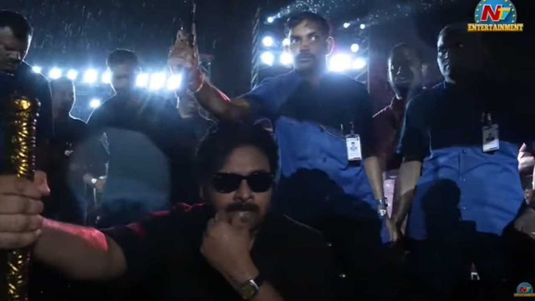 Pawan Kalyan : సినిమా స్టైల్లో కత్తితో పవన్ ఎంట్రీ