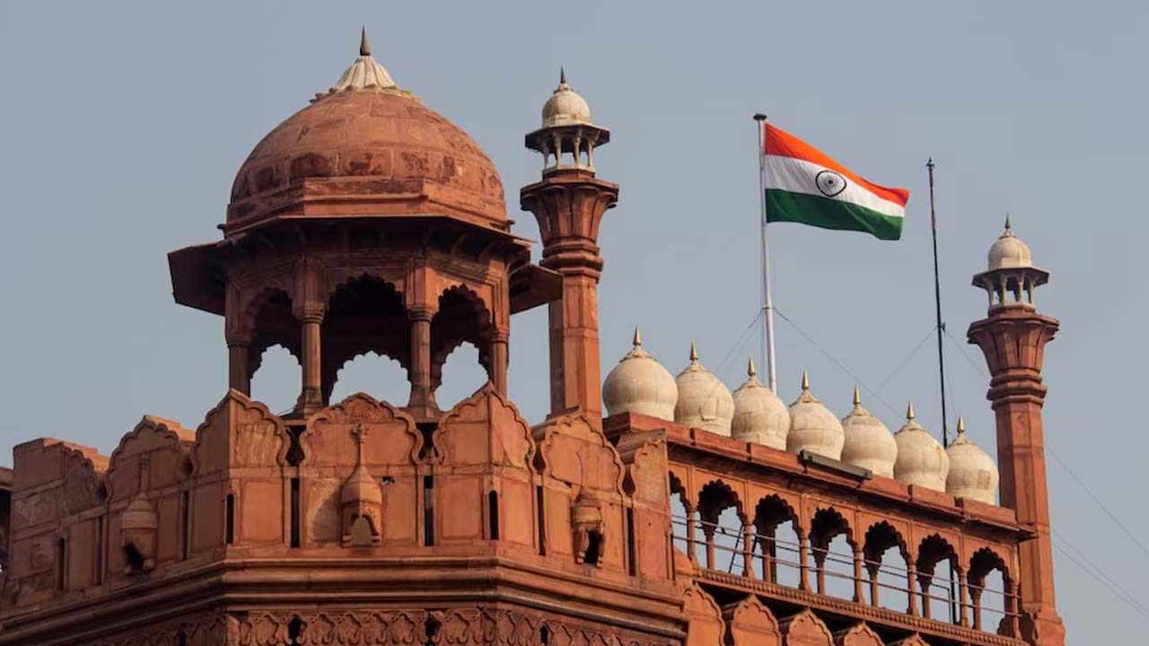 Red Fort: ఎర్రకోటలో దొంగలు పడ్డరు.. రూ. కోటి విలువైన బంగారం, వజ్రాలు పొదిగిన కలశం మాయం..