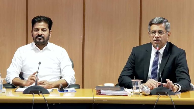 CM Revanth Reddy: తెలంగాణ హైకోర్టు ప్రధాన న్యాయమూర్తి అపరేష్ కుమార్ సింగ్ తో సీఎం రేవంత్ రెడ్డి భేటీ