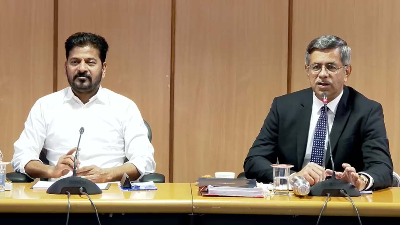 CM Revanth Reddy: తెలంగాణ హైకోర్టు ప్రధాన న్యాయమూర్తి అపరేష్ కుమార్ సింగ్ తో సీఎం రేవంత్ రెడ్డి భేటీ