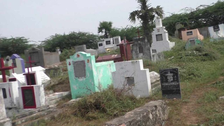 Sri Sathya Sai Dist: స్మశాన వాటిక లేక ఆగిన అంత్యక్రియలు.. మృతదేహంతోనే నిరసన