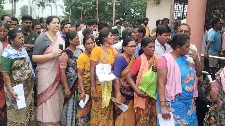 Satyavathi Rathod: యూరియా కోసం క్యూలో నిల్చున్న మాజీ మంత్రి సత్యవతి రాథోడ్..