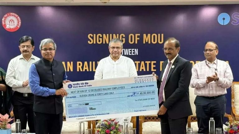 Indian Railways SBI MoU: ఆ ఉద్యోగులకు గుడ్ న్యూస్.. ఎస్బీఐ నుంచి రూ. కోటి పొందే ఛాన్స్..