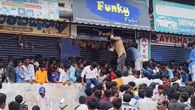 Offer : రూ.5కే చొక్కా.. కొడంగల్‌లో బారులు తీరిన జనం..!