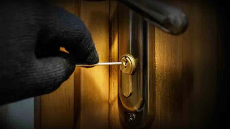 Theft: లోన్ యాప్ అప్పులు తీర్చేందుకు.. ఆడవేశంలో వచ్చి స్నేహితుడి ఇంట్లో భారీగా బంగారం, డబ్బు చోరీ..