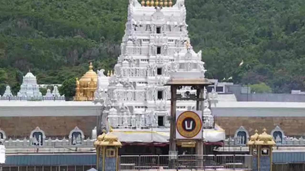 Tirumala Darshan Tickets: తిరుమల వెళ్లే భక్తులకు శుభవార్త.. డిసెంబర్ నెల టికెట్లు నేడు విడుదల..