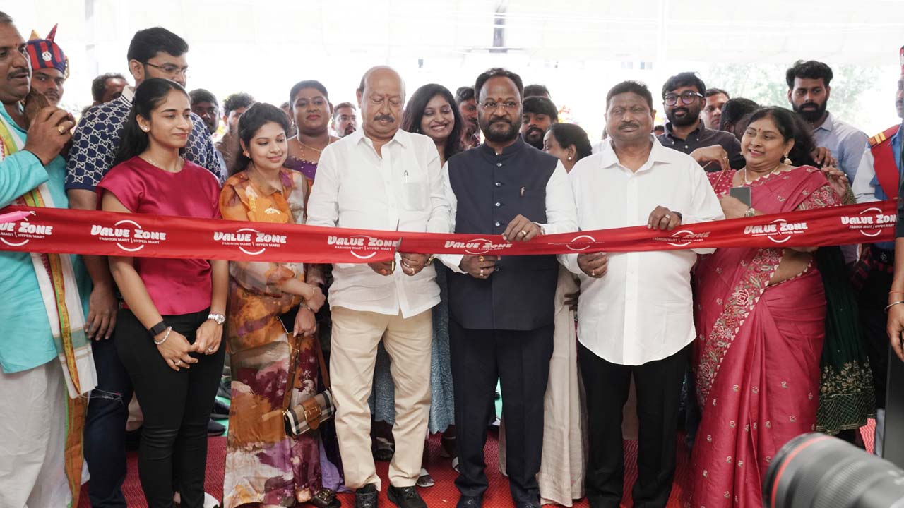 Value Zone: అమీర్‌పేట్‌లో ఆఫర్ల వర్షం.. వాల్యూ జోన్‌లో షాపింగ్ హంగామా