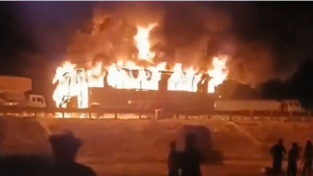 Bus Fire Accident: కర్నూలు ఘటన మరవక ముందే.. మరో డబుల్ డెక్కర్ బస్సులో భారీ అగ్నిప్రమాదం.. ఎక్కడంటే?