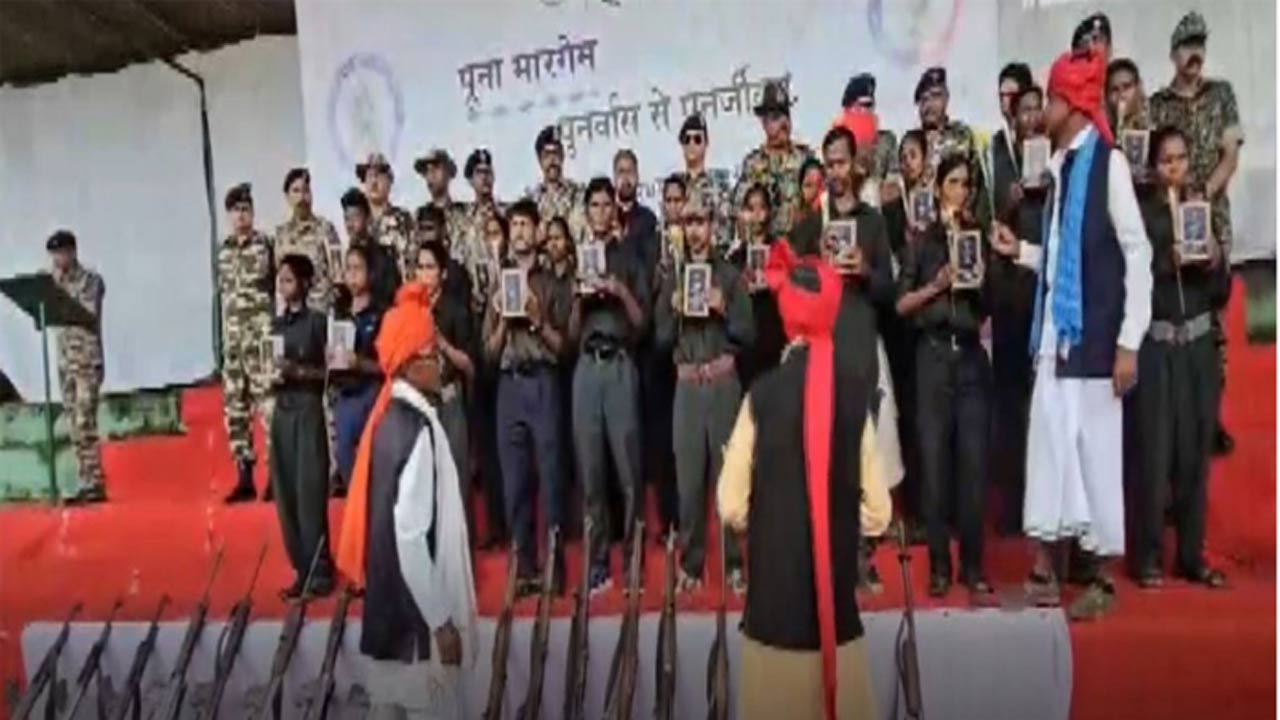Chhattisgarh: ఛత్తీస్‌గఢ్‌లో కీలక పరిణామం.. ఆయుధాలతో లొంగిపోయిన 21 మంది మావోలు