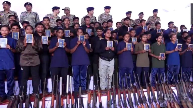 Chhattisgarh: ఛత్తీస్‌గఢ్‌లో మరో కీలక పరిమాణం.. ఒకేసారి 208 మావోల లొంగుబాటు