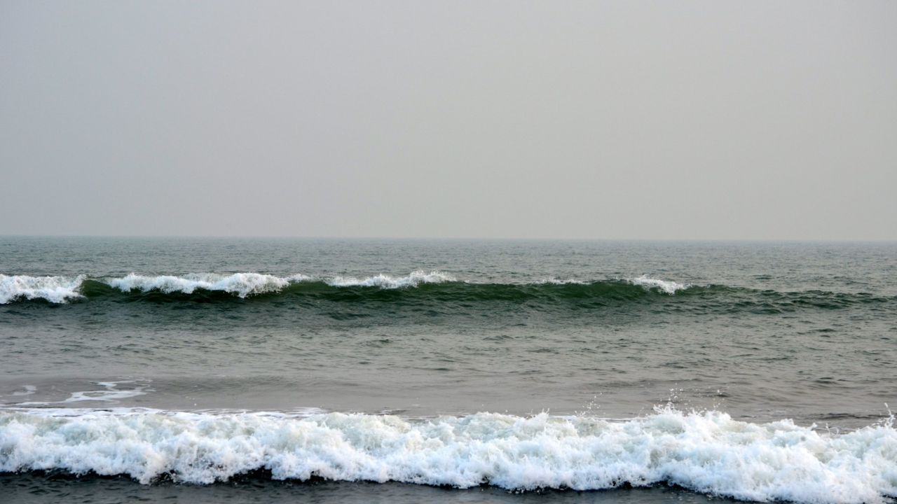 Cyclone Montha: అంతర్వేది బీచ్ వద్ద సముద్రం అల్లకల్లోలం.. లైట్‌హౌస్‌ని తాకుతున్న కెరటాలు!
