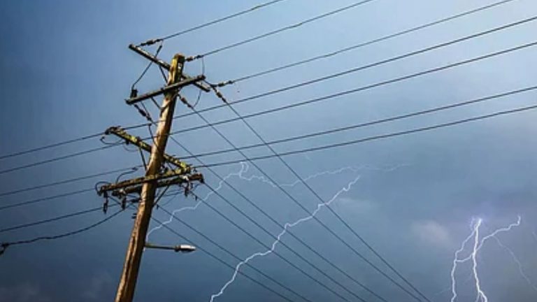 Cyclone Montha Effect: విద్యుత్ సరఫరాపై మొంథా బీభత్సం.. కృష్ణా జిల్లాలో 4 కోట్ల నష్టం!