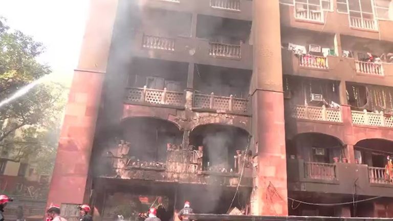 Delhi: ఢిల్లీ ఎంపీల నివాసంలో భారీ అగ్నిప్రమాదం