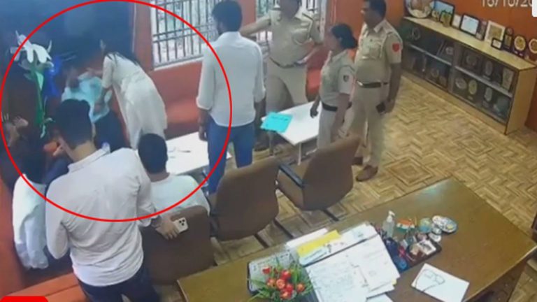 Delhi University: ఢిల్లీ వర్సిటీలో అమానుషం.. పోలీసులు చూస్తుండగా ప్రొఫెసర్‌ను చెంపదెబ్బ కొట్టిన విద్యార్థి