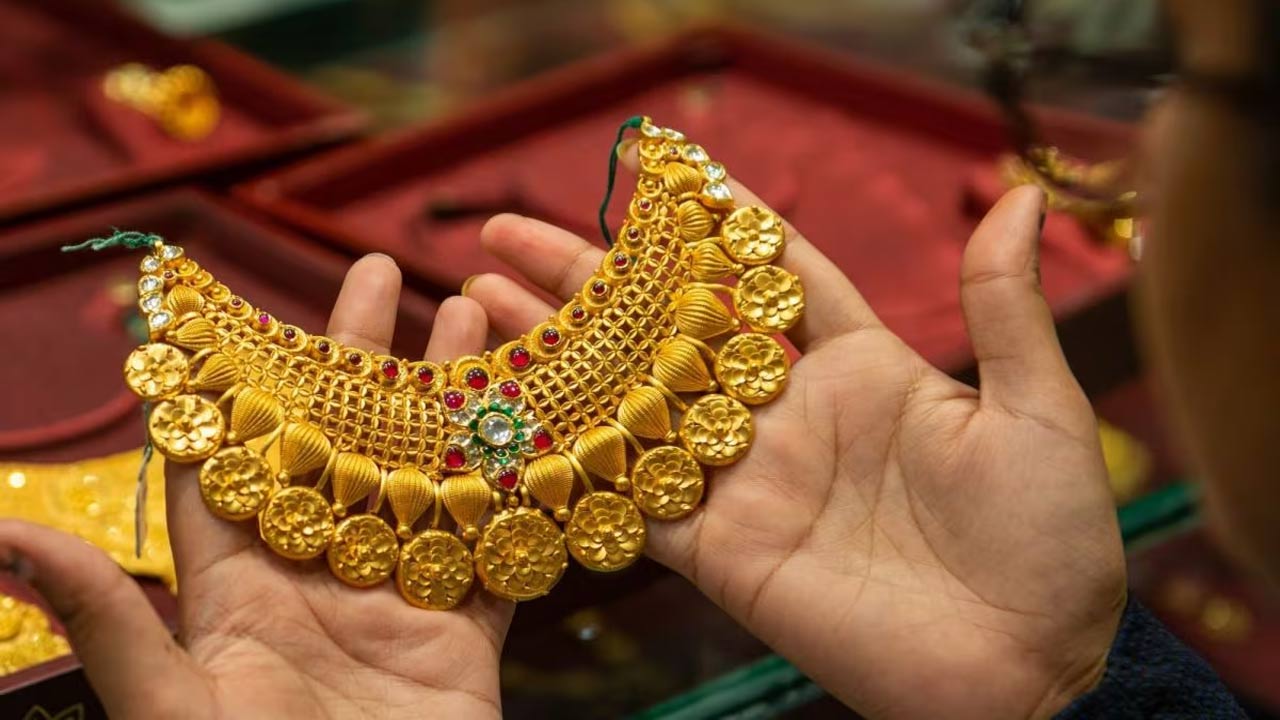 Gold Rates: దిగొస్తున్న బంగారం ధరలు.. ఈరోజు ఎంత తగ్గిందంటే..!