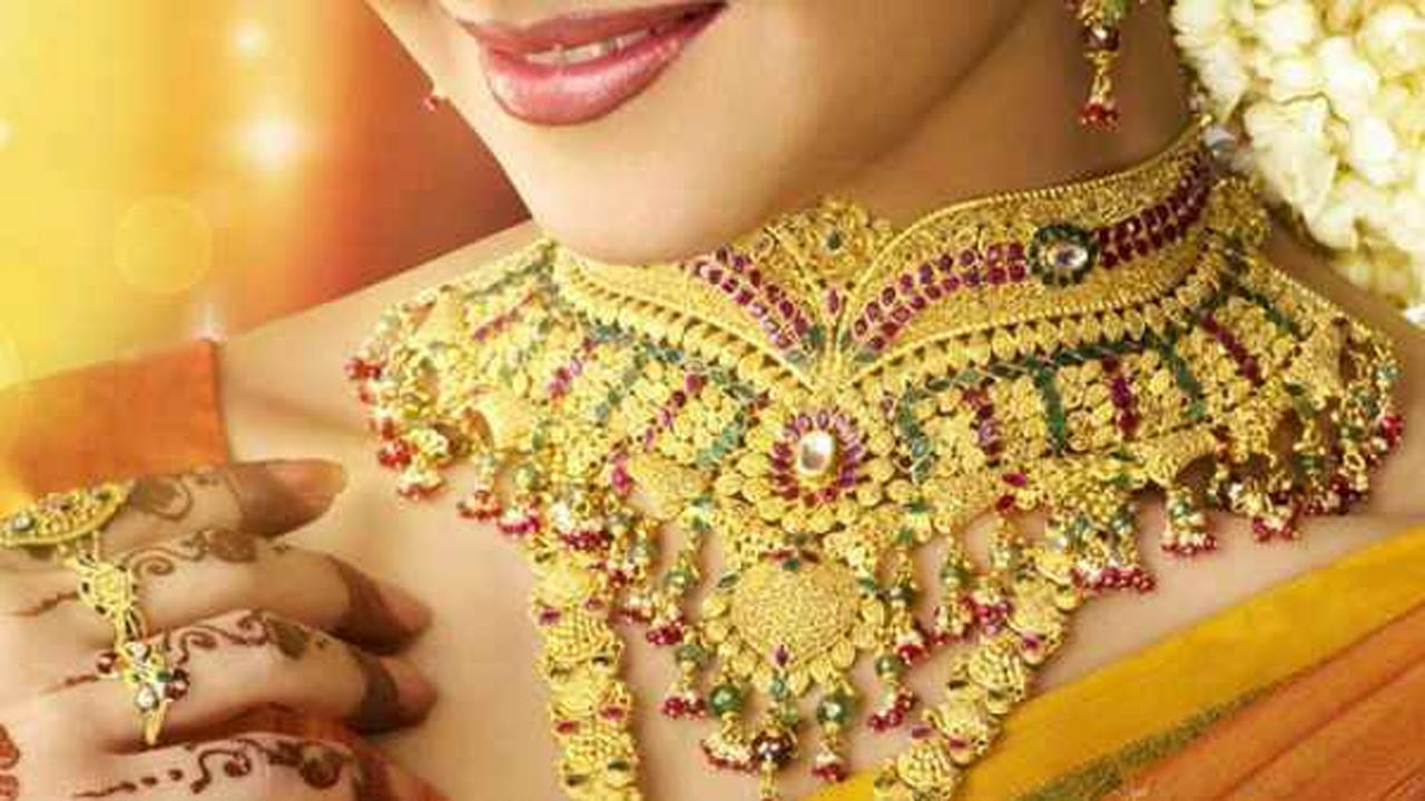Gold Rates: దీపావళి రోజున గోల్డ్ లవర్స్‌కు స్వల్ప ఊరట.. నేడు ధరలు ఇలా..!