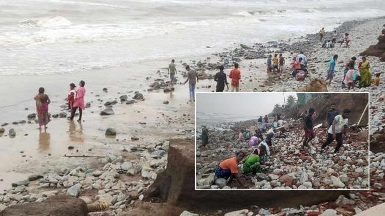 Hunt for Gold at Uppada Beach: మరోసారి ఉప్పాడ సముద్ర తీరానికి భారీగా జనం.. బంగారం కోసం వేట..!