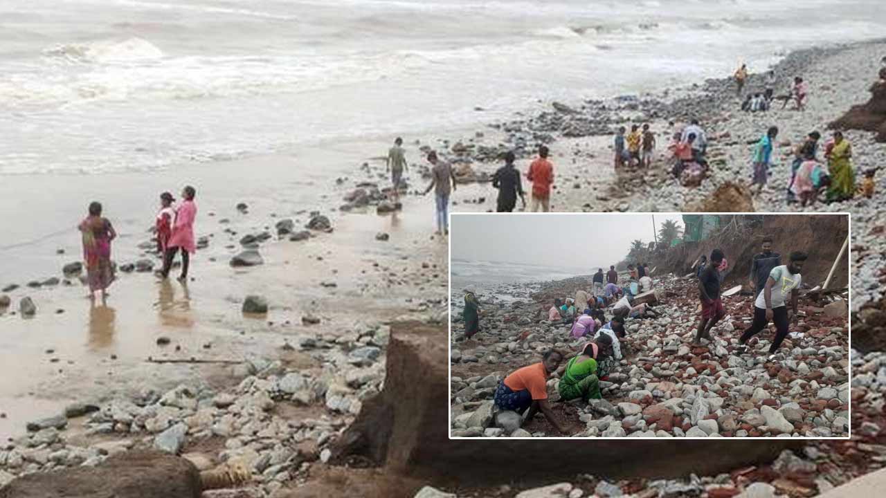 Hunt for Gold at Uppada Beach: మరోసారి ఉప్పాడ సముద్ర తీరానికి భారీగా జనం.. బంగారం కోసం వేట..!