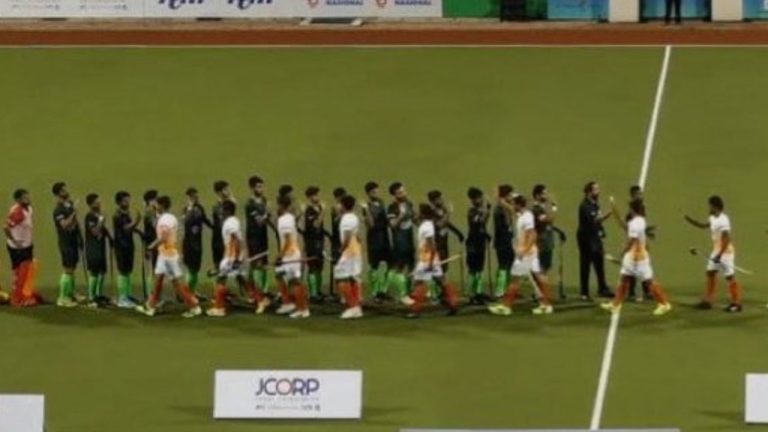 IND vs PAK: షేక్‌హ్యాండ్ ఇచ్చుకున్న భారత్-పాకిస్థాన్ ప్లేయర్లు.. ఫోటో వైరల్!