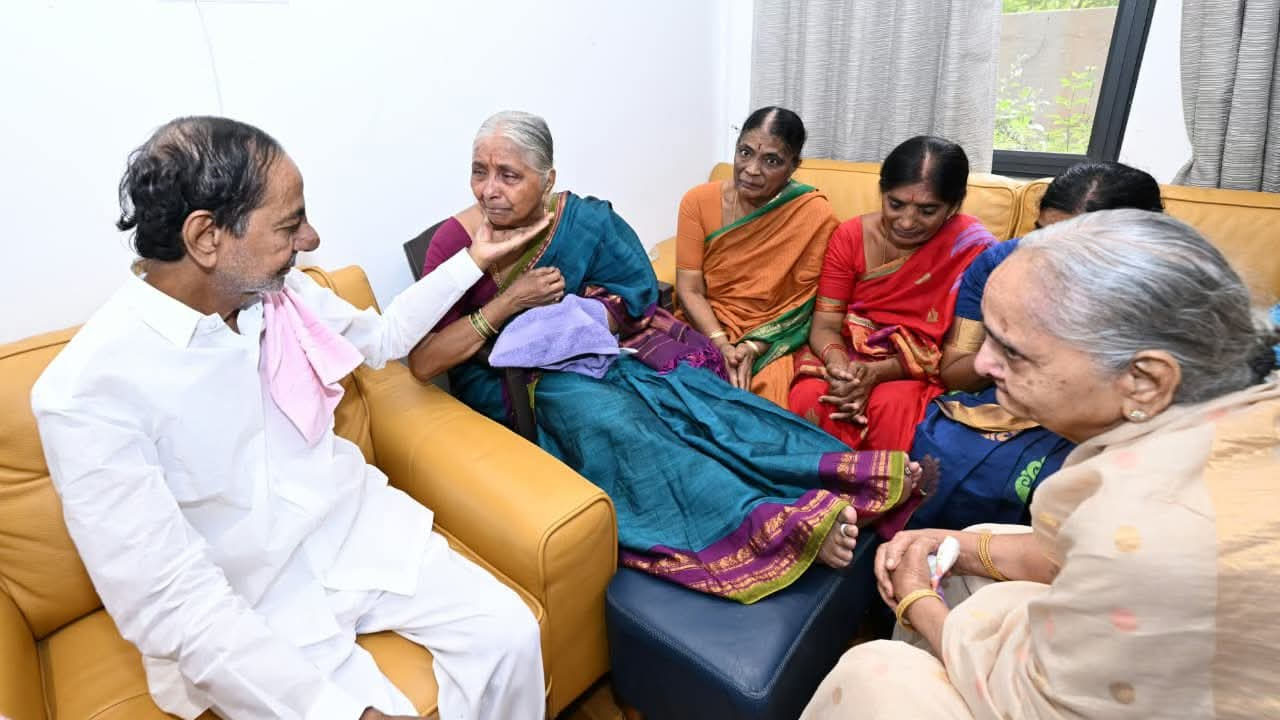 KCR: భర్తను కోల్పోయిన అక్క లక్ష్మమ్మని ఓదార్చిన మాజీ సీఎం కేసీఆర్..