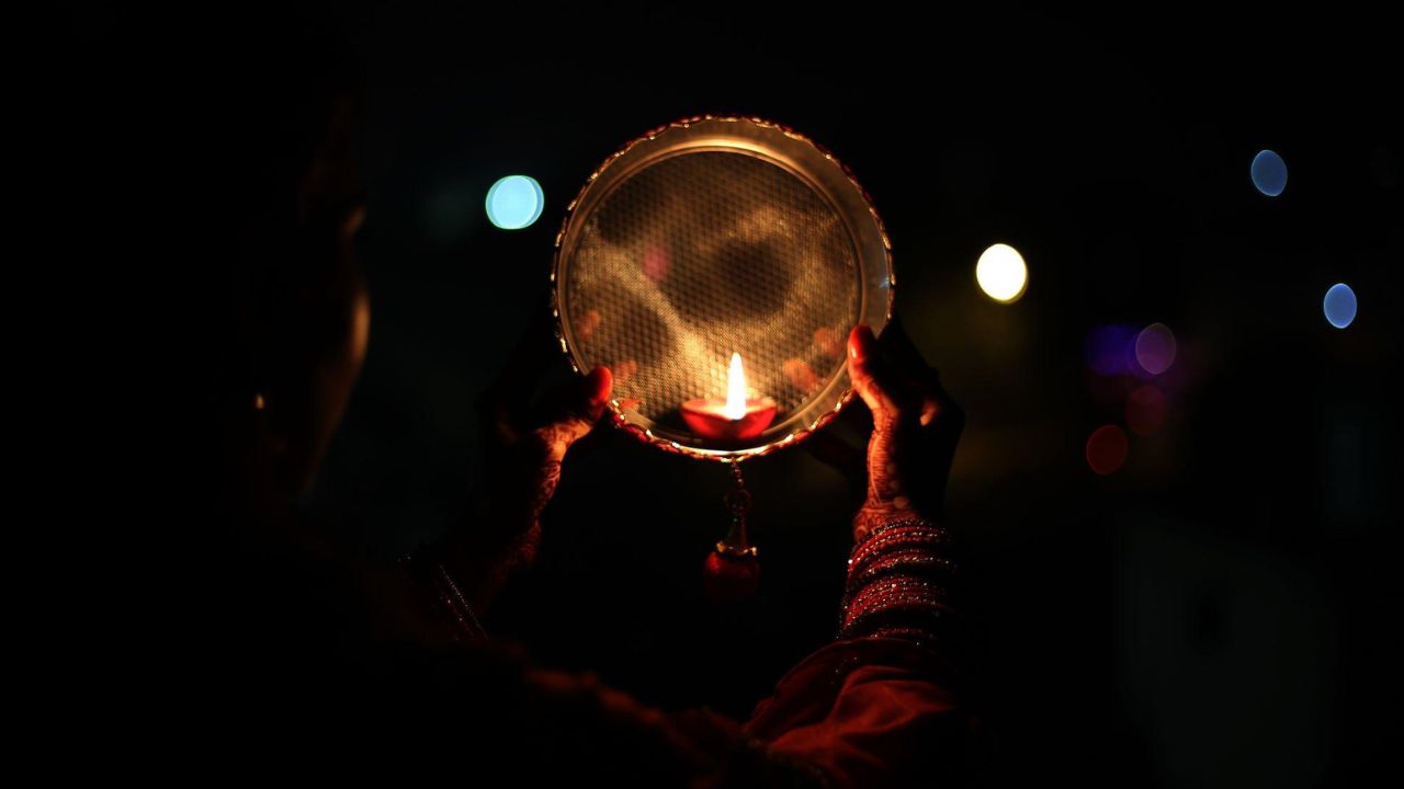 Karwa Chauth Shock: కర్వా చౌత్ రాత్రి ఊహించని ఘటన.. భర్తల ఇళ్లలే దోచేసిన 12 మంది నూతన వధువులు!