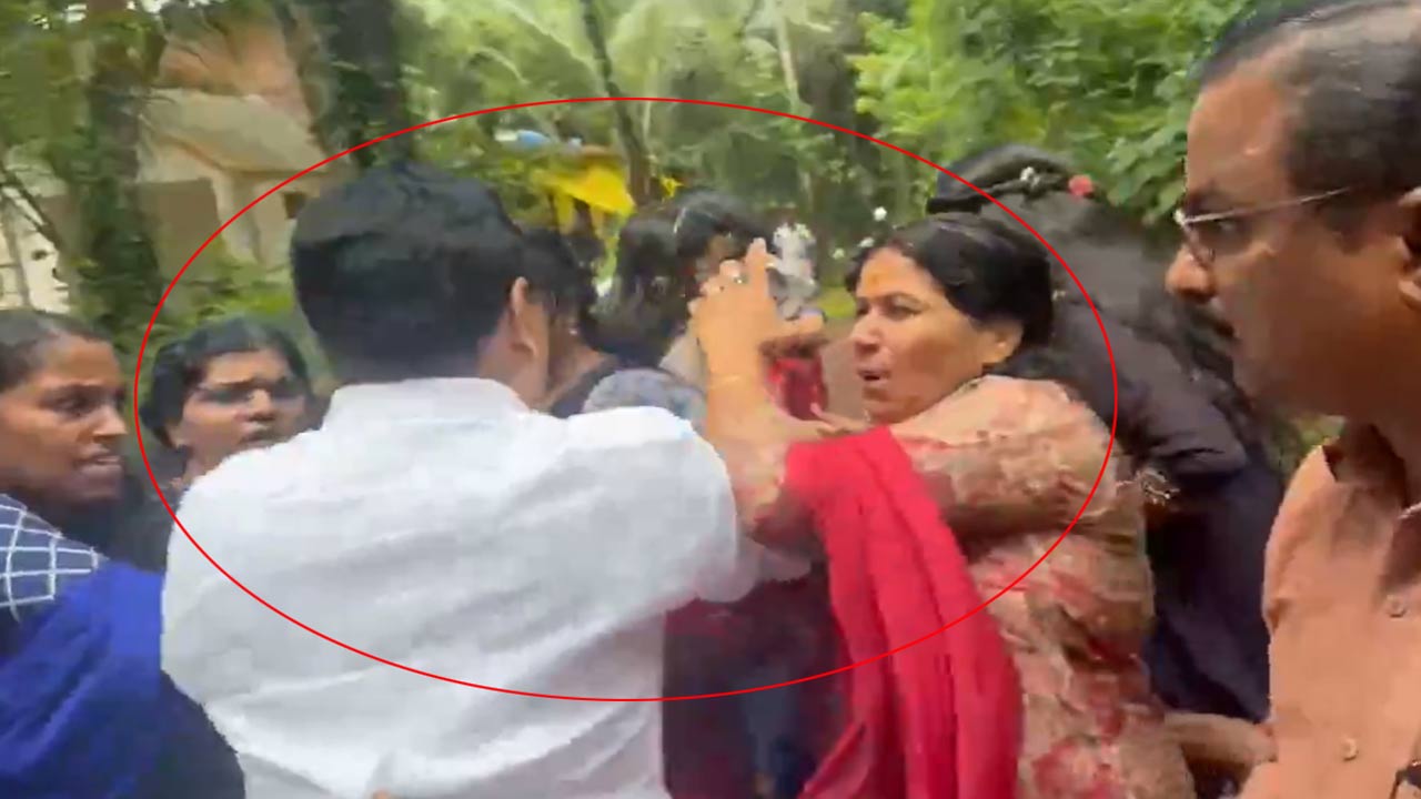 Kerala: కేరళ ఎమ్మెల్యేకు చేదు అనుభవం.. సమస్యలు పట్టించుకోవడం లేదని చొక్కాలాగిన మహిళలు