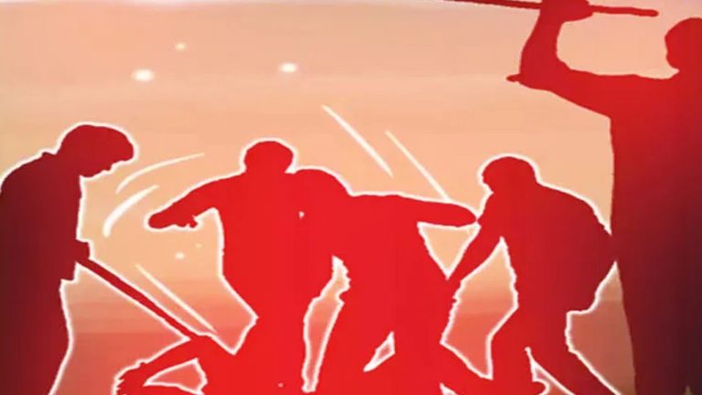 Kukatpally: హాస్టల్‌ యువకుల దారుణం.. కుటుంబంపై మూకుమ్మడి దాడి..!