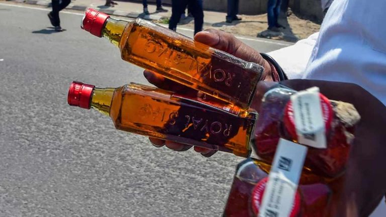 Liquor : హైదరాబాద్‌లో రోడ్డుపై పడ్డ మద్యం సీసాలు.. ఎత్తుకెళ్లిన జనాలు