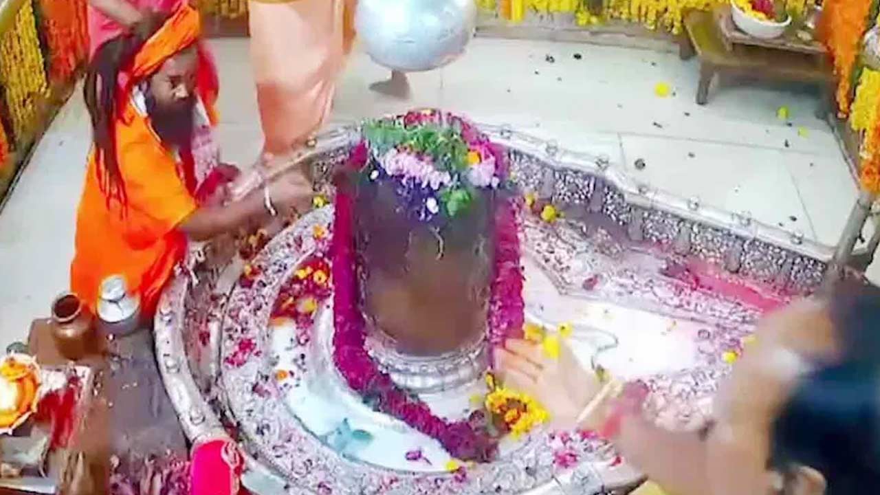 Mahakaleshwar Temple dispute: గర్భగుడిలో గొడవ పడ్డ పూజారులు..