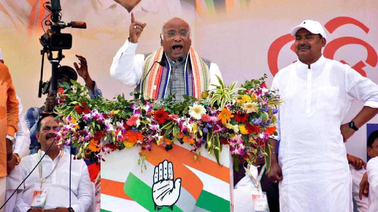 Mallikarjun Kharge: దేశంలో ఆర్ఎస్ఎస్‌ను నిషేధించాలి.. కాంగ్రెస్ చీఫ్ డిమాండ్..