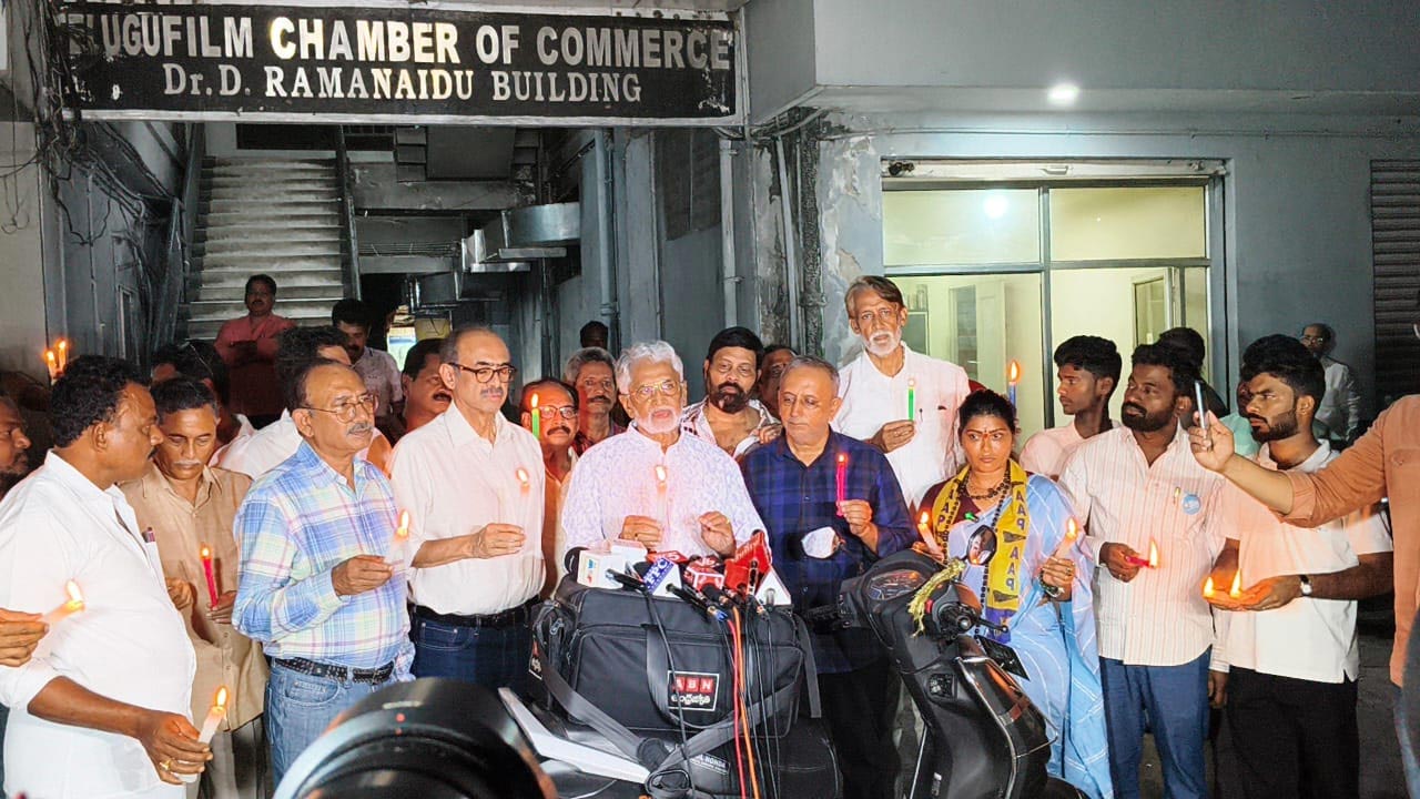 Film Chamber : ఫిలిం ఛాంబర్ వద్ద సినీ ప్రముఖుల కొవ్వొత్తుల ర్యాలీ..