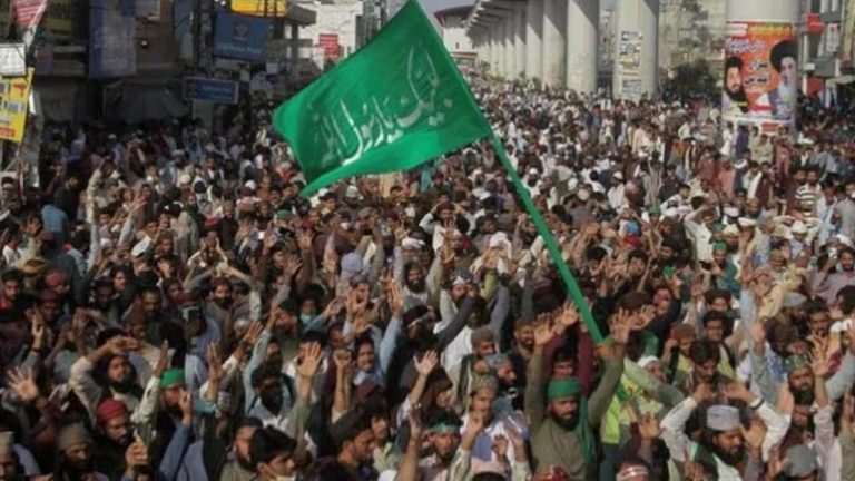 Pakistan Violence: పాకిస్తాన్⁬లో అల్లర్లు.. మునీర్, షెహబాజ్ అమెరికాకు తొత్తులు..