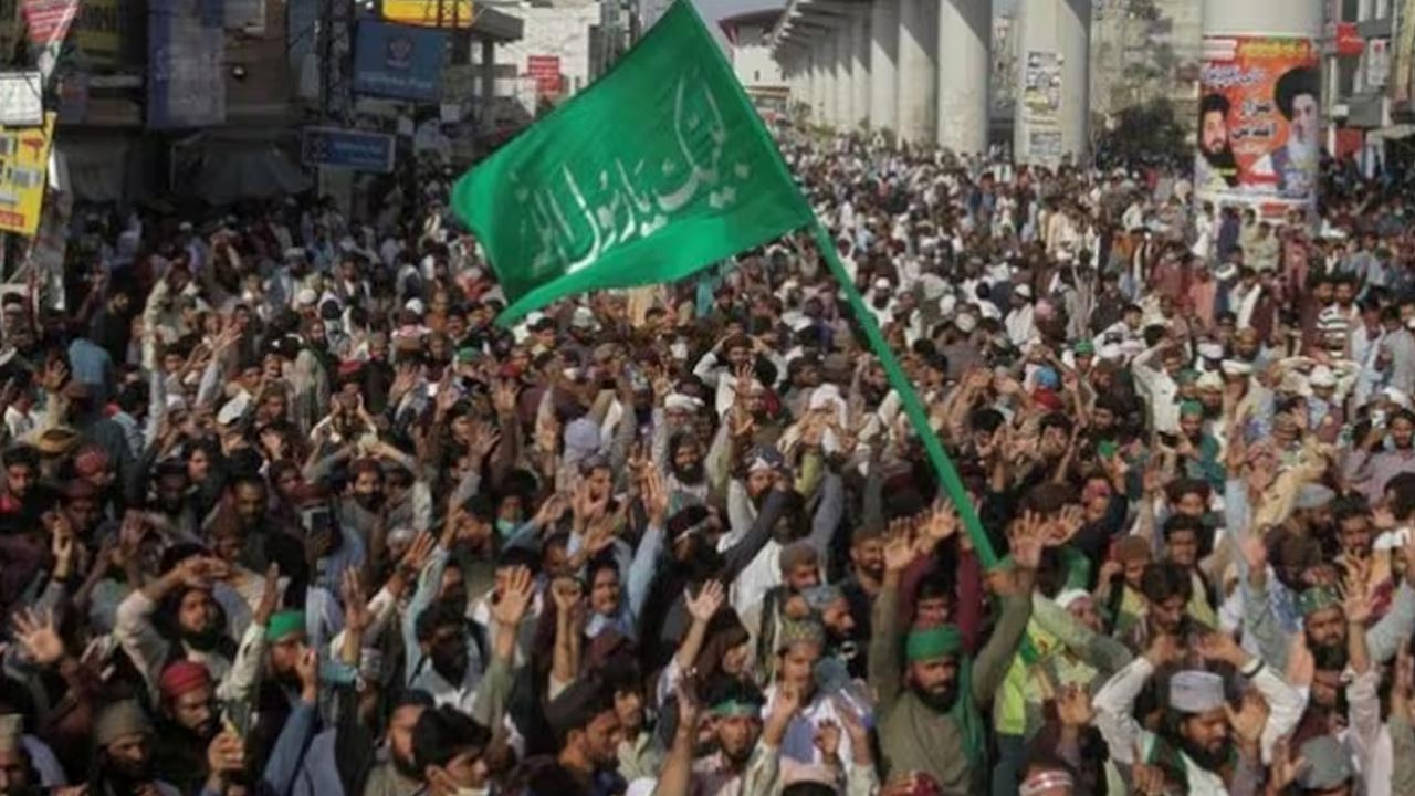 Pakistan Violence: పాకిస్తాన్⁬లో అల్లర్లు.. మునీర్, షెహబాజ్ అమెరికాకు తొత్తులు..